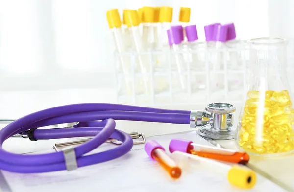 Bir doktor ofisi ile bir stetoskop ön planda ve arka planda hapları bir şişeyle Resepsiyon closeup — Stok fotoğraf