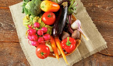 bir tabloda, seçici odak bir tabak içinde taze sebze salatası