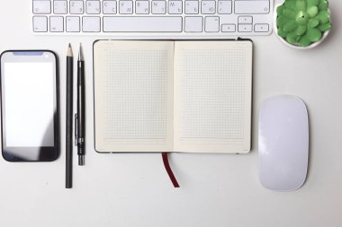 Çalışma alanı ile dizüstü dizüstü rahat çalışma tablosu ofis windows ve Şehir Manzaralı