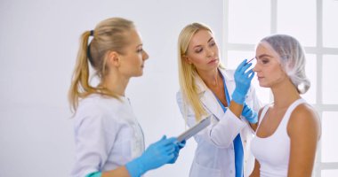 Kalıcı makyaj kaşları için. Güzellik Salonu içinde kalın kaşları ile güzel bir kadın. Şevval Özçelik Güzellik kadın yüzü için kaş dövme yapıyor. Güzellik yordamı