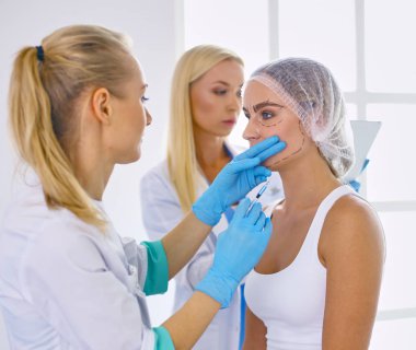 Kalıcı makyaj kaşları için. Güzellik Salonu içinde kalın kaşları ile güzel bir kadın. Şevval Özçelik Güzellik kadın yüzü için kaş dövme yapıyor. Güzellik yordamı