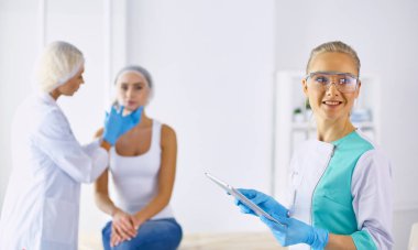 Kalıcı makyaj kaşları için. Güzellik Salonu içinde kalın kaşları ile güzel bir kadın. Şevval Özçelik Güzellik kadın yüzü için kaş dövme yapıyor. Güzellik yordamı