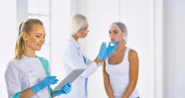 Kalıcı makyaj kaşları için. Güzellik Salonu içinde kalın kaşları ile güzel bir kadın. Şevval Özçelik Güzellik kadın yüzü için kaş dövme yapıyor. Güzellik yordamı