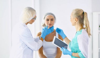 Kalıcı makyaj kaşları için. Güzellik Salonu içinde kalın kaşları ile güzel bir kadın. Şevval Özçelik Güzellik kadın yüzü için kaş dövme yapıyor. Güzellik yordamı