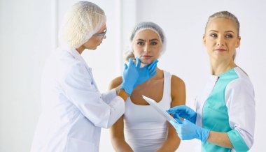 Kalıcı makyaj kaşları için. Güzellik Salonu içinde kalın kaşları ile güzel bir kadın. Şevval Özçelik Güzellik kadın yüzü için kaş dövme yapıyor. Güzellik yordamı