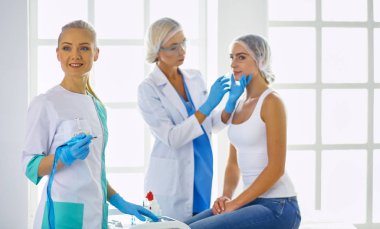 Kalıcı makyaj kaşları için. Güzellik Salonu içinde kalın kaşları ile güzel bir kadın. Şevval Özçelik Güzellik kadın yüzü için kaş dövme yapıyor. Güzellik yordamı