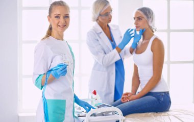 Kalıcı makyaj kaşları için. Güzellik Salonu içinde kalın kaşları ile güzel bir kadın. Şevval Özçelik Güzellik kadın yüzü için kaş dövme yapıyor. Güzellik yordamı