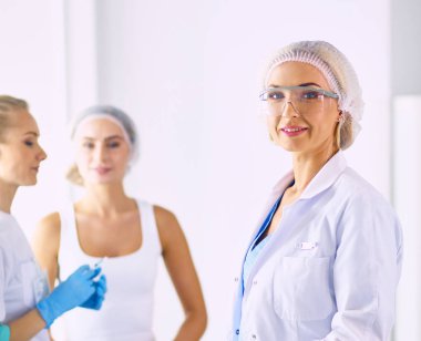 Kalıcı makyaj kaşları için. Güzellik Salonu içinde kalın kaşları ile güzel bir kadın. Şevval Özçelik Güzellik kadın yüzü için kaş dövme yapıyor. Güzellik yordamı