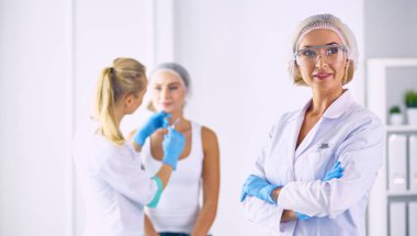 Kalıcı makyaj kaşları için. Güzellik Salonu içinde kalın kaşları ile güzel bir kadın. Şevval Özçelik Güzellik kadın yüzü için kaş dövme yapıyor. Güzellik yordamı