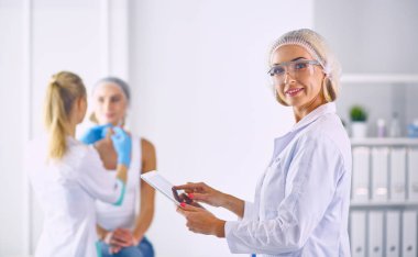 Kalıcı makyaj kaşları için. Güzellik Salonu içinde kalın kaşları ile güzel bir kadın. Şevval Özçelik Güzellik kadın yüzü için kaş dövme yapıyor. Güzellik yordamı