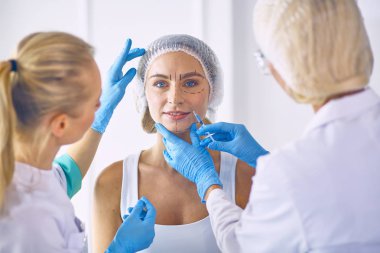 Kalıcı makyaj kaşları için. Güzellik Salonu içinde kalın kaşları ile güzel bir kadın. Şevval Özçelik Güzellik kadın yüzü için kaş dövme yapıyor. Güzellik yordamı