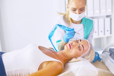 Kalıcı makyaj kaşları için. Güzellik Salonu içinde kalın kaşları ile güzel bir kadın. Şevval Özçelik Güzellik kadın yüzü için kaş dövme yapıyor. Güzellik yordamı