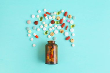 Tıbbi ilaçlar ve bir şişe masanın üstüne yalan. Tıp kavramı