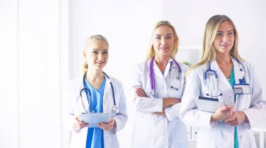 Kalıcı makyaj kaşları için. Güzellik Salonu içinde kalın kaşları ile güzel bir kadın. Şevval Özçelik Güzellik kadın yüzü için kaş dövme yapıyor. Güzellik yordamı