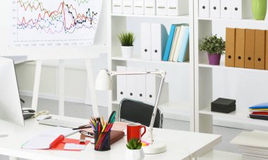 Çalışma alanı ile dizüstü dizüstü rahat çalışma tablosu ofis windows ve Şehir Manzaralı