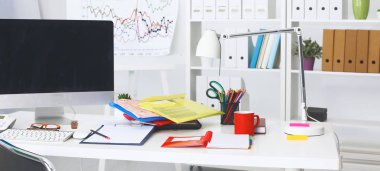 Çalışma alanı ile dizüstü dizüstü rahat çalışma tablosu ofis windows ve Şehir Manzaralı