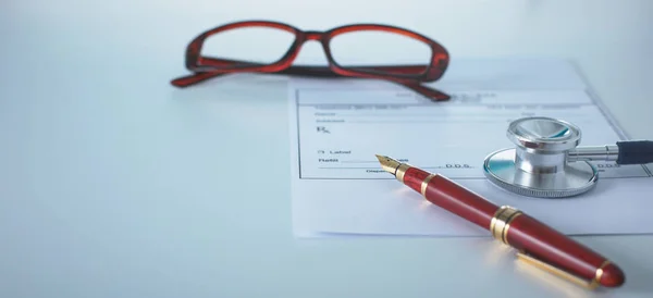 Arbeitstisch für Ärzte mit Patienten, die leere Papierformulare, ärztliche Verschreibung, Stethoskop auf dem Schreibtisch ablegen — Stockfoto