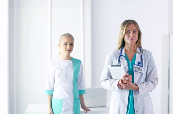 Permanentes Make-up für Augenbrauen. schöne Frau mit dicken Brauen im Schönheitssalon. Kosmetikerin tätowiert Augenbrauen für weibliches Gesicht. Schönheitsoperation — Stockfoto