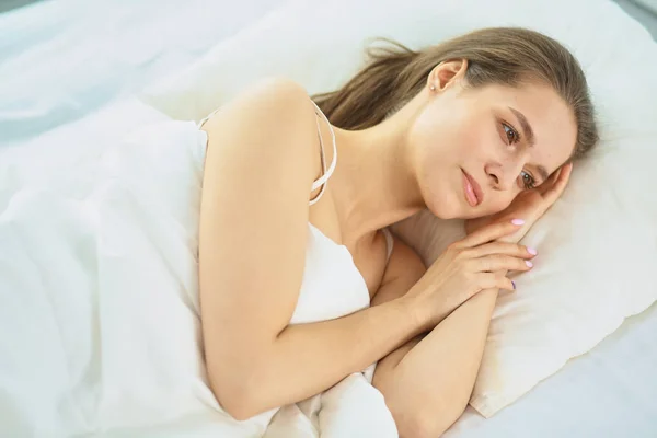 Jovem beleza dormindo em uma cama branca — Fotografia de Stock