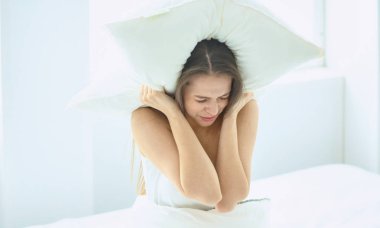 Kız sabah uyanıyorum ve tembel. Yatakta kal. Uykusuzluk stres ve duyguların tarafından