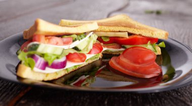 bir tabloda, seçici odak bir tabak içinde taze sebze salatası