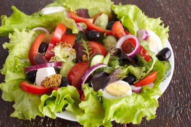 bir tabloda, seçici odak bir tabak içinde taze sebze salatası