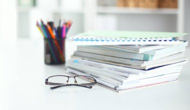 Çalışma alanı ile dizüstü dizüstü rahat çalışma tablosu ofis windows ve Şehir Manzaralı