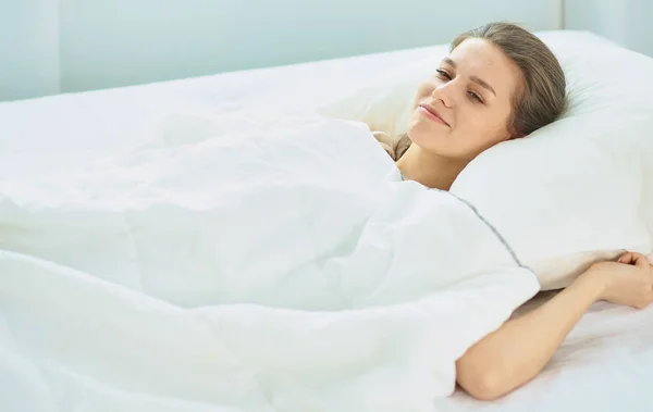 Gadis cantik tidur di tempat tidur putih — Stok Foto