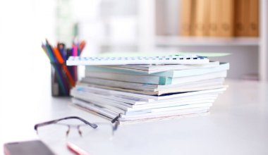 Çalışma alanı ile dizüstü dizüstü rahat çalışma tablosu ofis windows ve Şehir Manzaralı