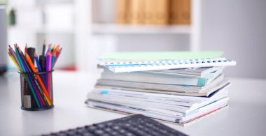 Çalışma alanı ile dizüstü dizüstü rahat çalışma tablosu ofis windows ve Şehir Manzaralı