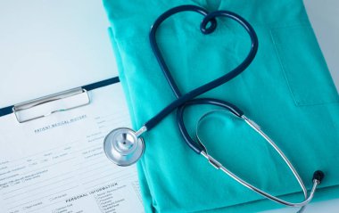 Stetoskop tıbbi üniforma ile bir tabloda