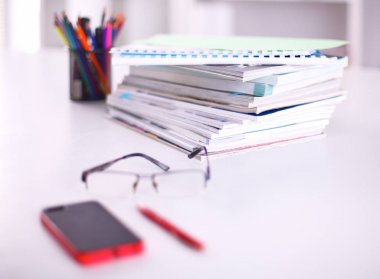 Çalışma alanı ile dizüstü dizüstü rahat çalışma tablosu ofis windows ve Şehir Manzaralı