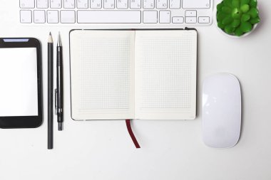 Çalışma alanı ile dizüstü dizüstü rahat çalışma tablosu ofis windows ve Şehir Manzaralı