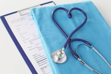 Stetoskop tıbbi üniforma ile bir tabloda