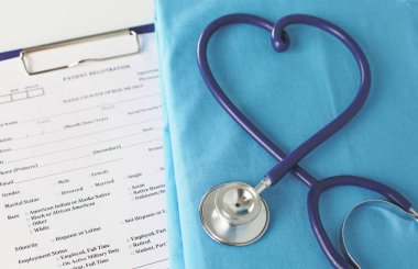 Stetoskop tıbbi üniforma ile bir tabloda