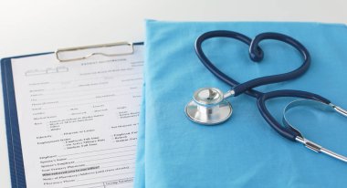 Stetoskop tıbbi üniforma ile bir tabloda