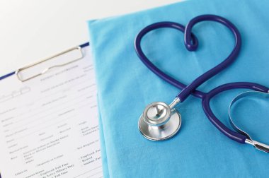 Stetoskop tıbbi üniforma ile bir tabloda