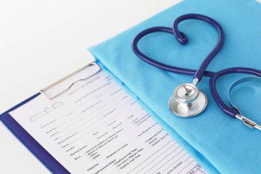 Stetoskop tıbbi üniforma ile bir tabloda