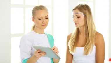 Kalıcı makyaj kaşları için. Güzellik Salonu içinde kalın kaşları ile güzel bir kadın. Şevval Özçelik Güzellik kadın yüzü için kaş dövme yapıyor. Güzellik yordamı