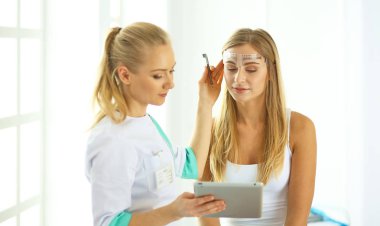 Kalıcı makyaj kaşları için. Güzellik Salonu içinde kalın kaşları ile güzel bir kadın. Şevval Özçelik Güzellik kadın yüzü için kaş dövme yapıyor. Güzellik yordamı