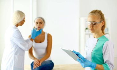 Kalıcı makyaj kaşları için. Güzellik Salonu içinde kalın kaşları ile güzel bir kadın. Şevval Özçelik Güzellik kadın yüzü için kaş dövme yapıyor. Güzellik yordamı