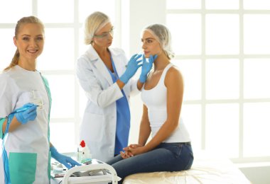 Kalıcı makyaj kaşları için. Güzellik Salonu içinde kalın kaşları ile güzel bir kadın. Şevval Özçelik Güzellik kadın yüzü için kaş dövme yapıyor. Güzellik yordamı