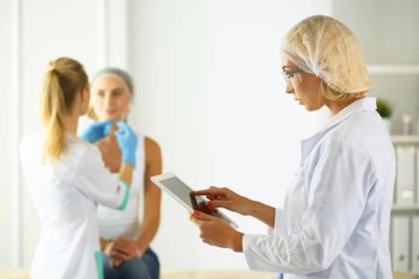 Kalıcı makyaj kaşları için. Güzellik Salonu içinde kalın kaşları ile güzel bir kadın. Şevval Özçelik Güzellik kadın yüzü için kaş dövme yapıyor. Güzellik yordamı