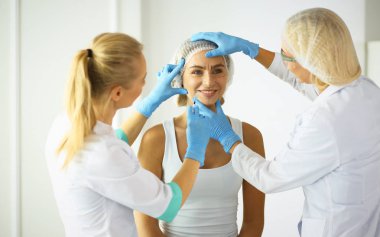 Kalıcı makyaj kaşları için. Güzellik Salonu içinde kalın kaşları ile güzel bir kadın. Şevval Özçelik Güzellik kadın yüzü için kaş dövme yapıyor. Güzellik yordamı