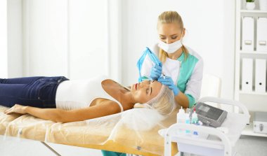 Kalıcı makyaj kaşları için. Güzellik Salonu içinde kalın kaşları ile güzel bir kadın. Şevval Özçelik Güzellik kadın yüzü için kaş dövme yapıyor. Güzellik yordamı