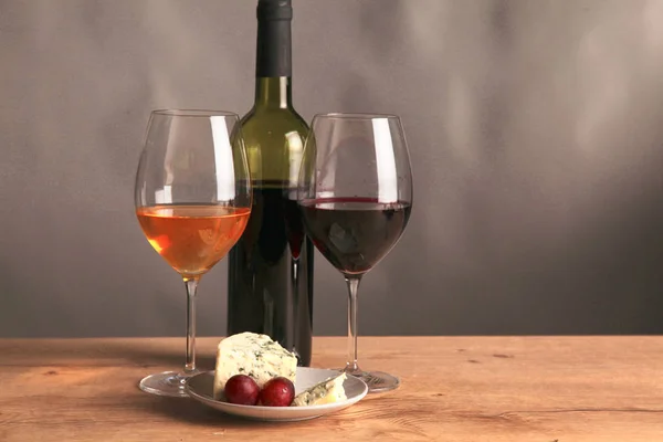 Botella de vino y vidrio sobre la mesa —  Fotos de Stock