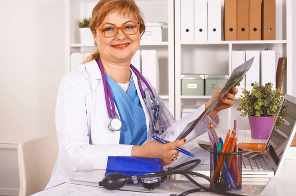 Retrato de médico feliz mujer en el consultorio —  Fotos de Stock