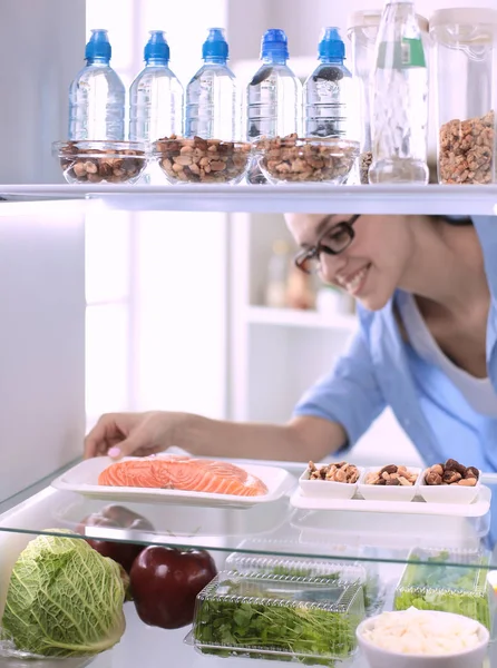 オープン冷蔵庫の前に野菜と幸せな女 — ストック写真