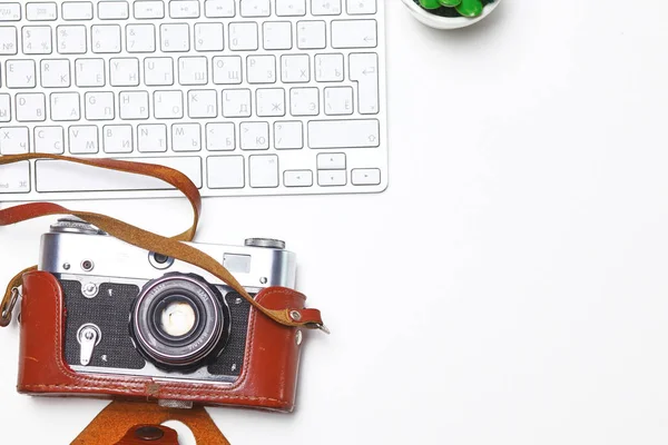 Bilgisayar klavye, fare ve kamera masaya yalan