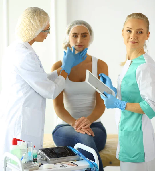 Maquillaje permanente para las cejas. Hermosa mujer con cejas gruesas en salón de belleza. esteticista haciendo tatuajes de cejas para la cara femenina. Procedimiento de belleza —  Fotos de Stock